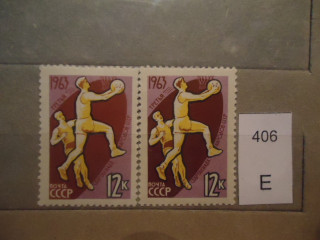 Фото марки СССР 1963г Разный оттенок фона и коричневого цвета. Разный клей, смещение надписи /народов/ на носок ботинка **
