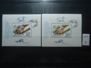 Фото марки СССР 1988г блоки Синяя точка на голубой полосе под рукой. Разный оттенок, разный клей **