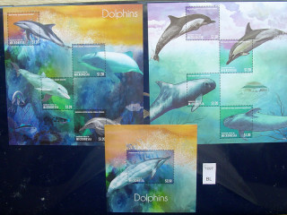 Фото марки дельфины. Комплект 3 блока, номинал USD 13.1 **