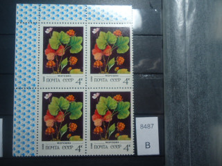 Фото марки СССР квартблок 1982г 1 марка-черная точка с ободком на 4 - 4 к **