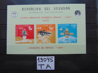 Фото марки Эквадор блок авиапочта 1966г **