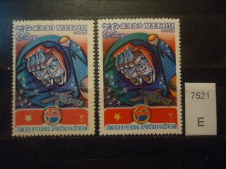 Фото марки СССР 1980г (разный оттенок знамен,верхней и нижней надписей,синего цвета вокруг космонавтов и на комбинезонах,разный оттенок капсулы) **