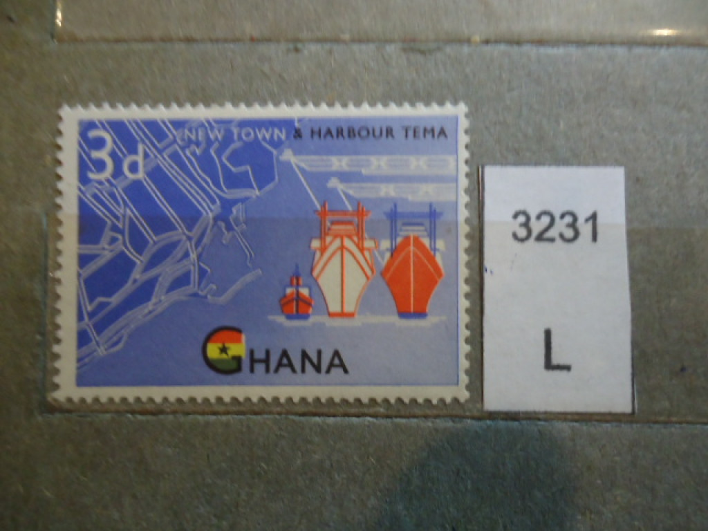 Разной формы почтовые марки из Японии.